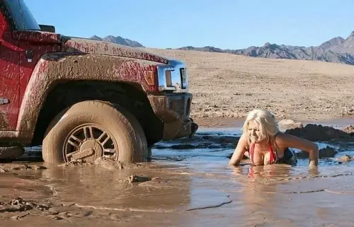 Blondīnes un auto