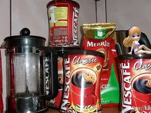 Kafijas tase un darba piedāvājums, kas šeit kopīgs