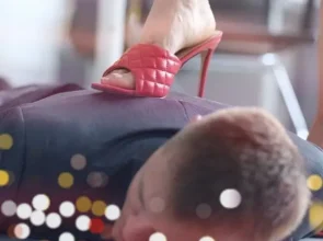 Zem tupeles, vīrieši zem tupeles un sievietes aiz sienas