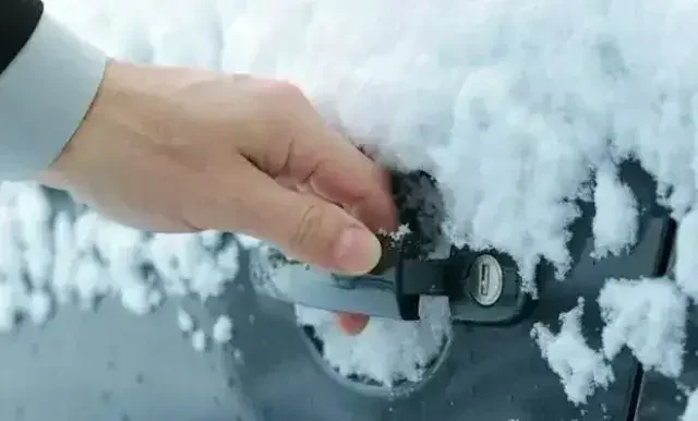 Ziema un automobilis
